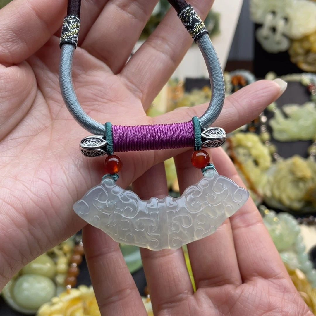 蛇纹石玉颈饰未镶嵌