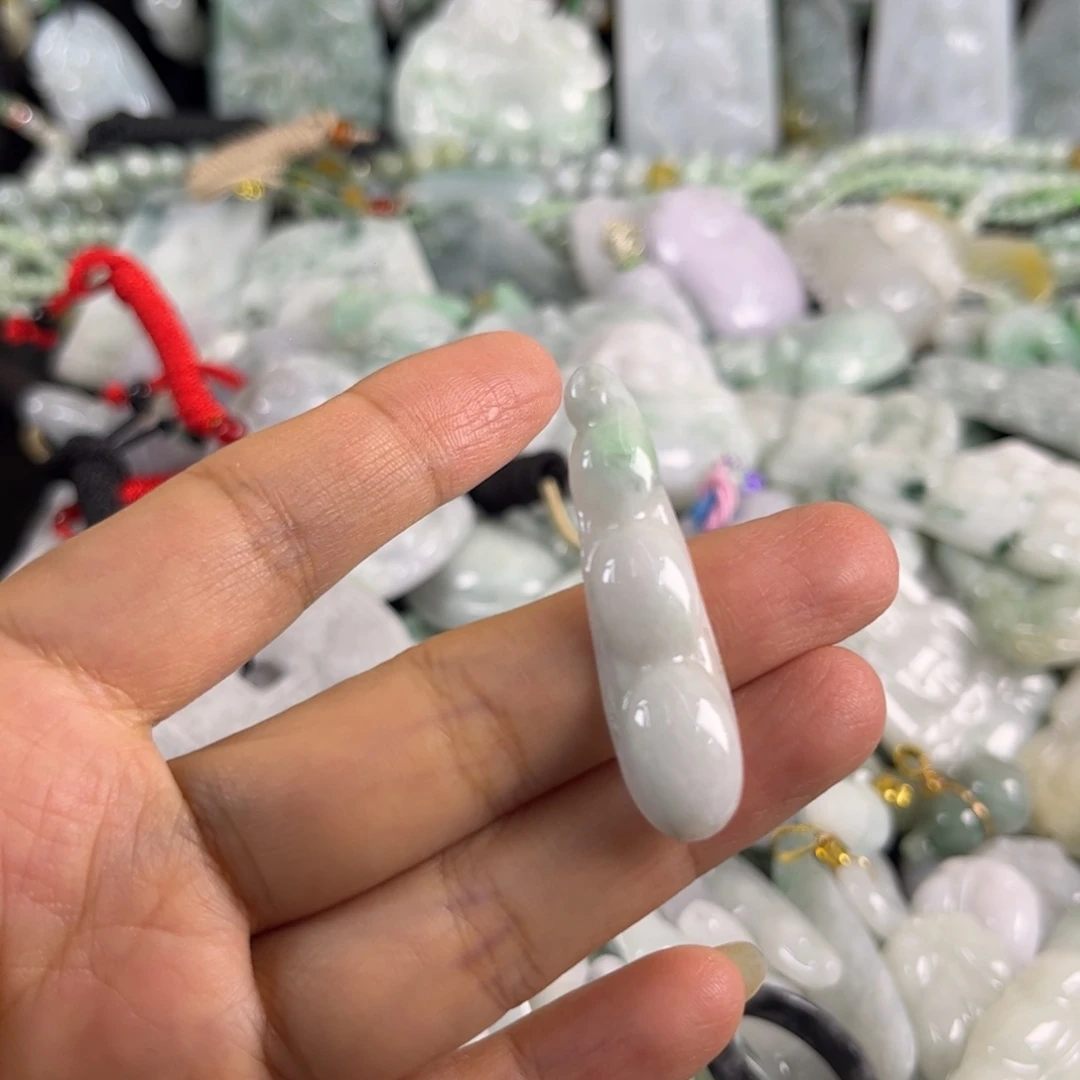 翡翠未镶嵌吊坠(不含链)瑕疵