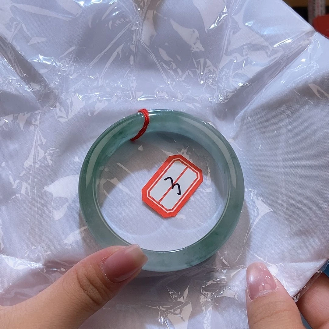 翡翠手镯未镶嵌奥**。
