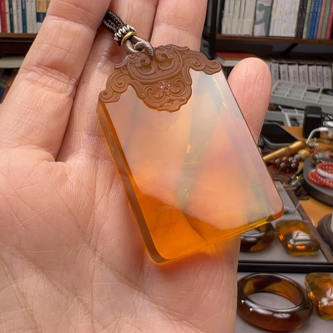 琥珀颈饰未镶嵌龙凤纹佩