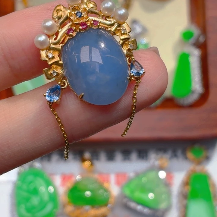 翡翠18K金镶嵌颈饰