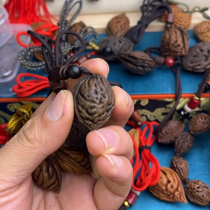 紫***衣木质非金属桃枭吊坠桃枭吊坠