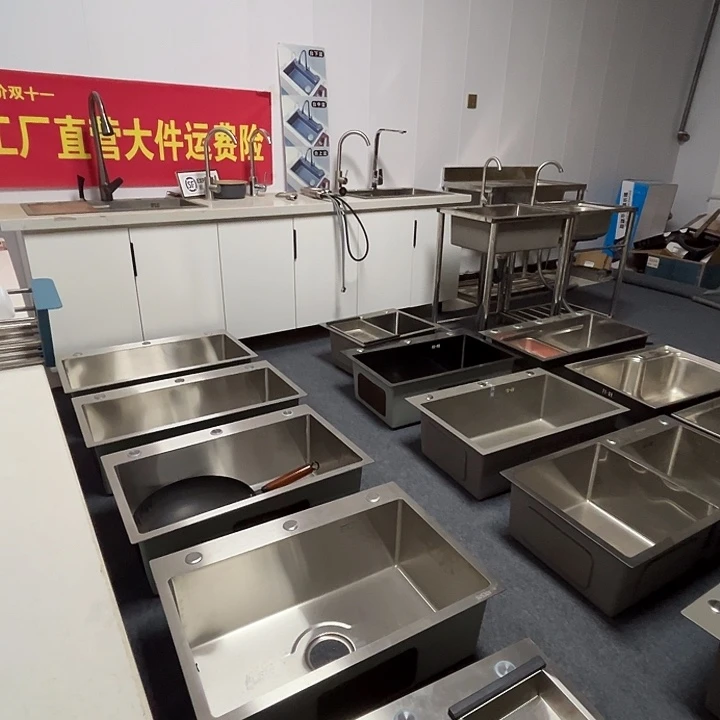 方形款枪灰色蜂窝压纹加厚75.45抽拉龙头，净水龙头，皂液器全套