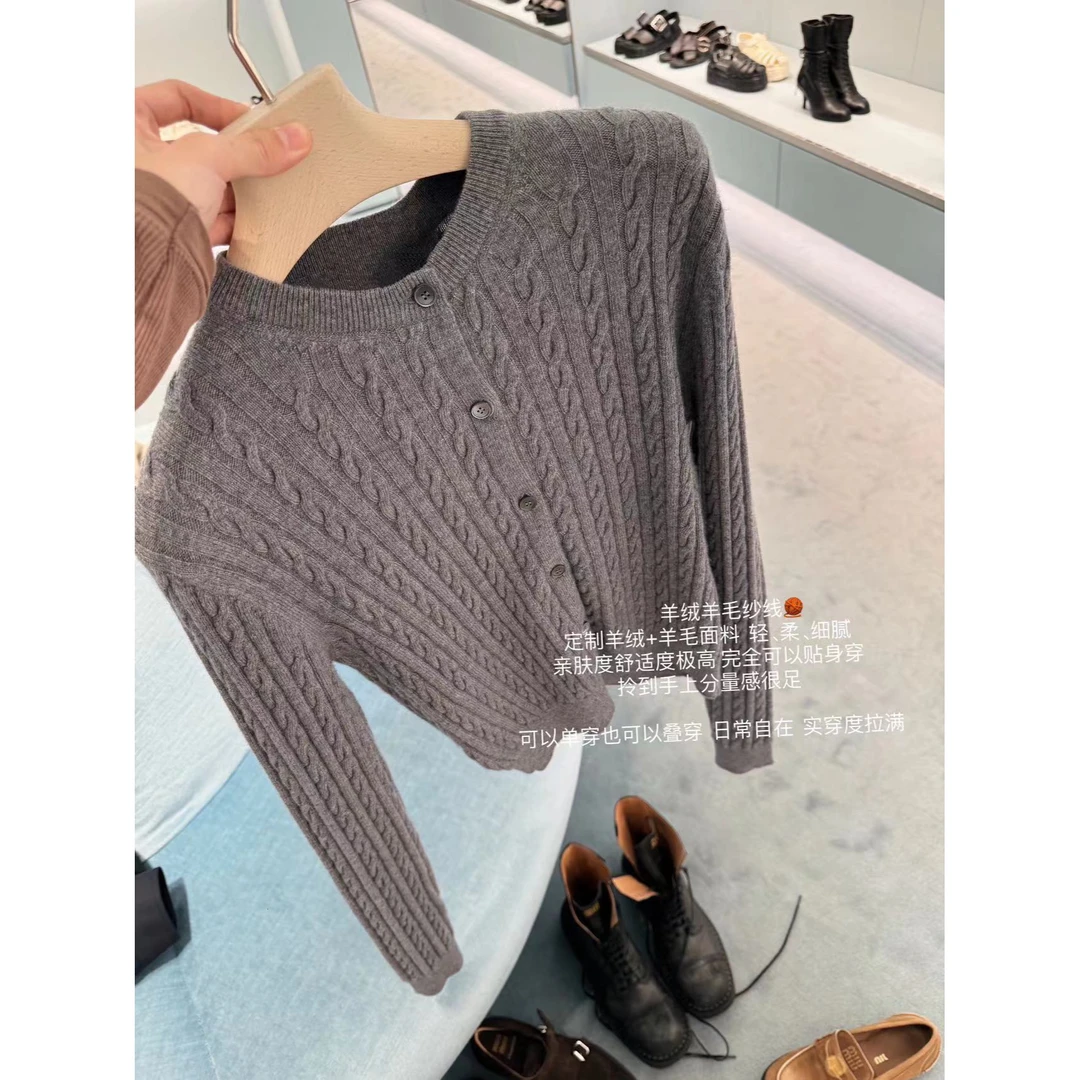 011-NO退NO换【嗲妹乖乖牌】灰色圆领单排扣麻花针织开衫