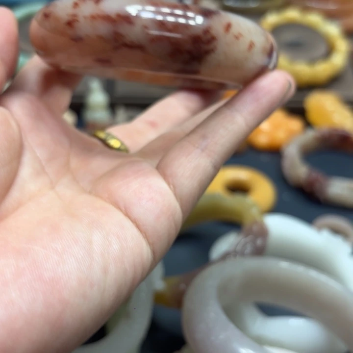 秋***澪石英质玉未镶嵌手镯