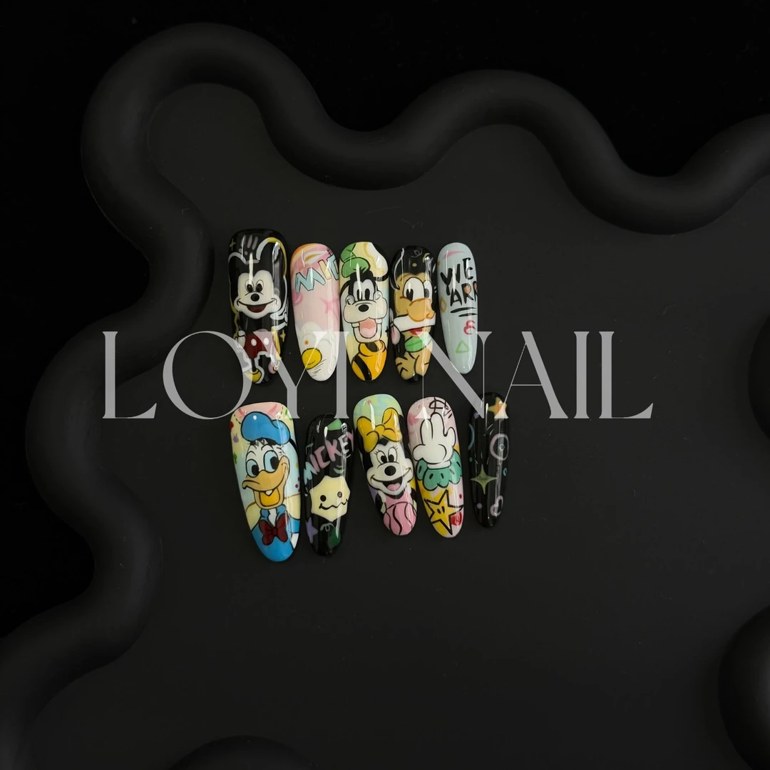 LOYI NAIL“米奇妙妙屋” 个性多巴胺显白时尚高级感卡通纯手工美甲