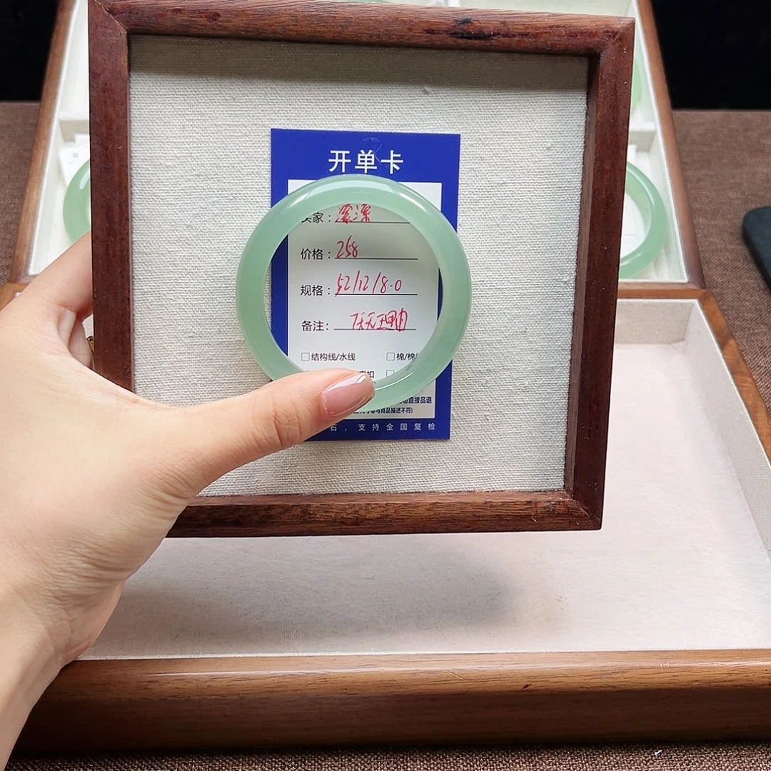 滚***滚石英质玉未镶嵌手镯