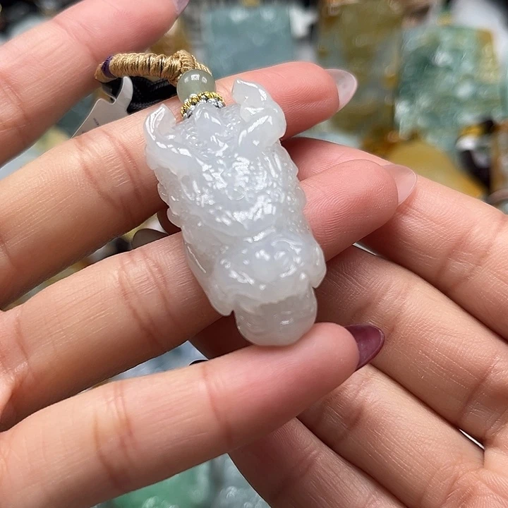 翡翠未镶嵌颈饰龙头