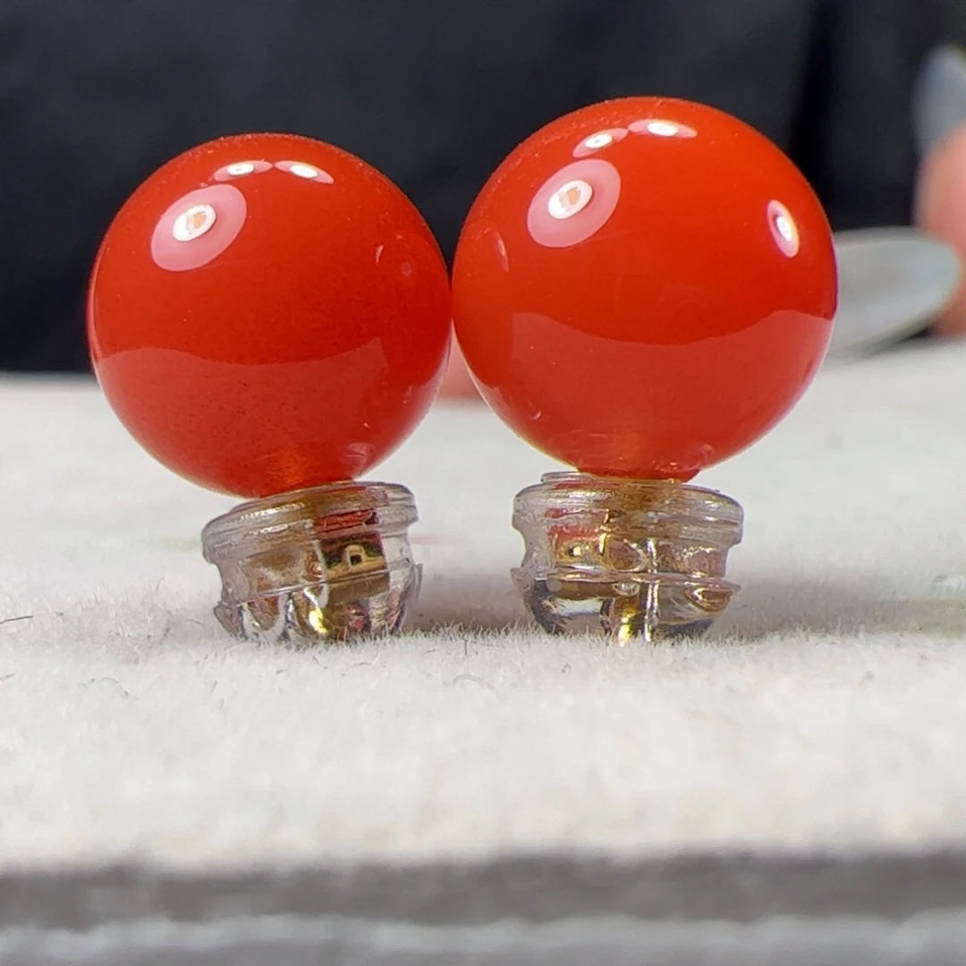 18K金镶嵌柿子红耳钉南红玛瑙