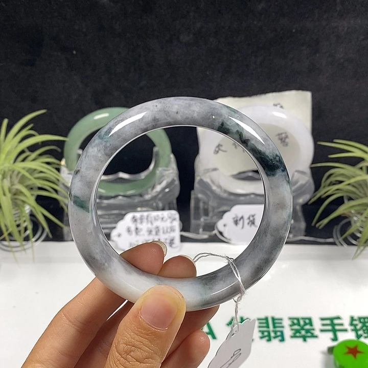 未镶嵌手镯翡翠89号。 58.7圈
