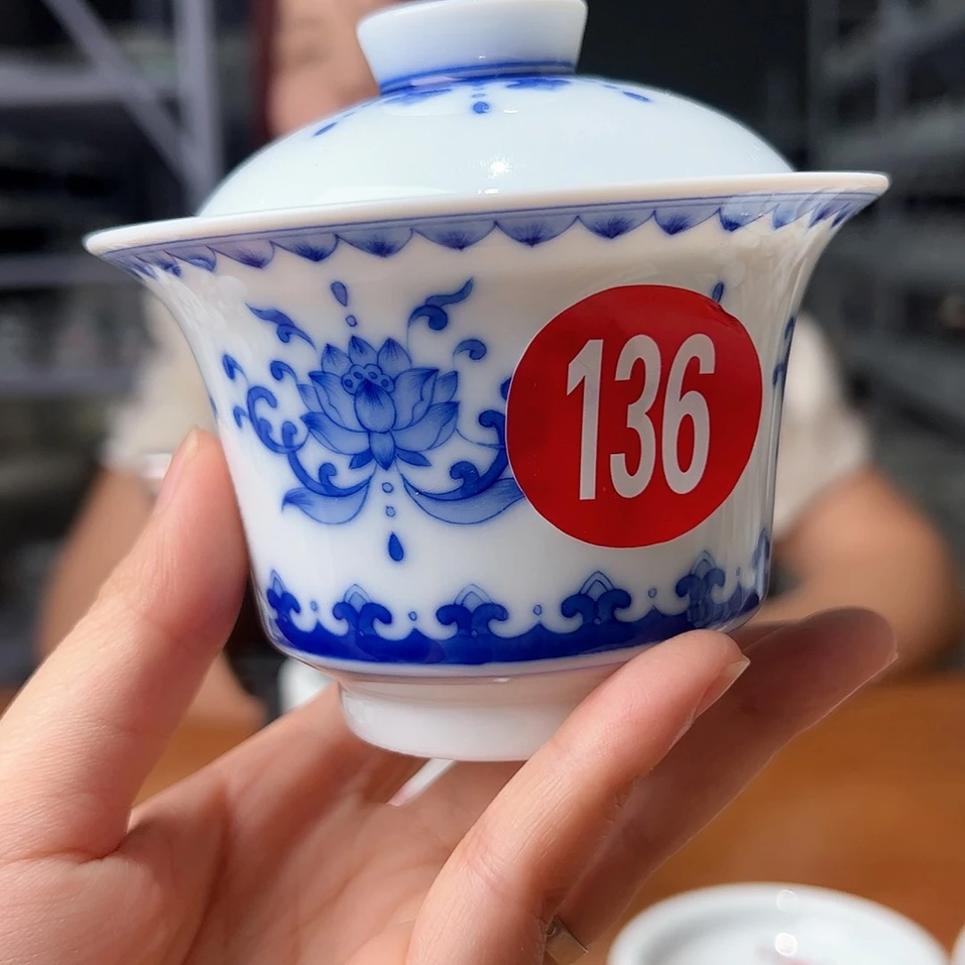柴窑滑石子 莲瓣两才盖碗，微瑕变形
