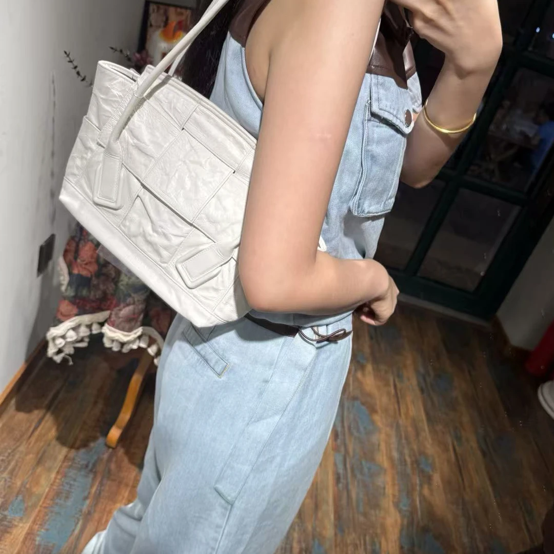95新 BOTTEGA VENETA/葆蝶家  BV Arco奶昔白油蜡皮小号单肩包
