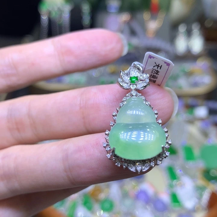 颈饰18K金镶嵌翡翠沐*川