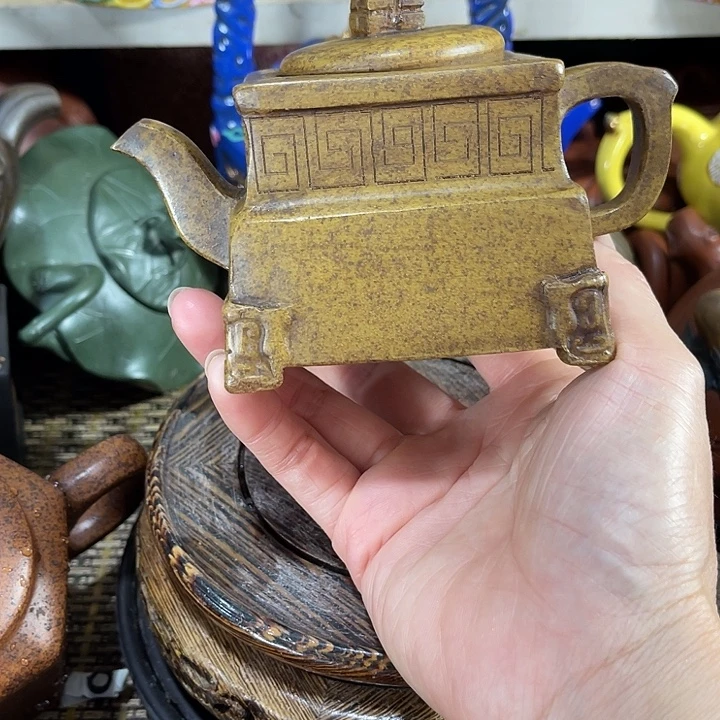 茶壶紫砂原矿泥料手工制作的一把紫砂壶。