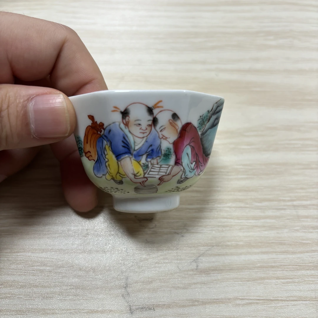 粉彩人物图八方杯