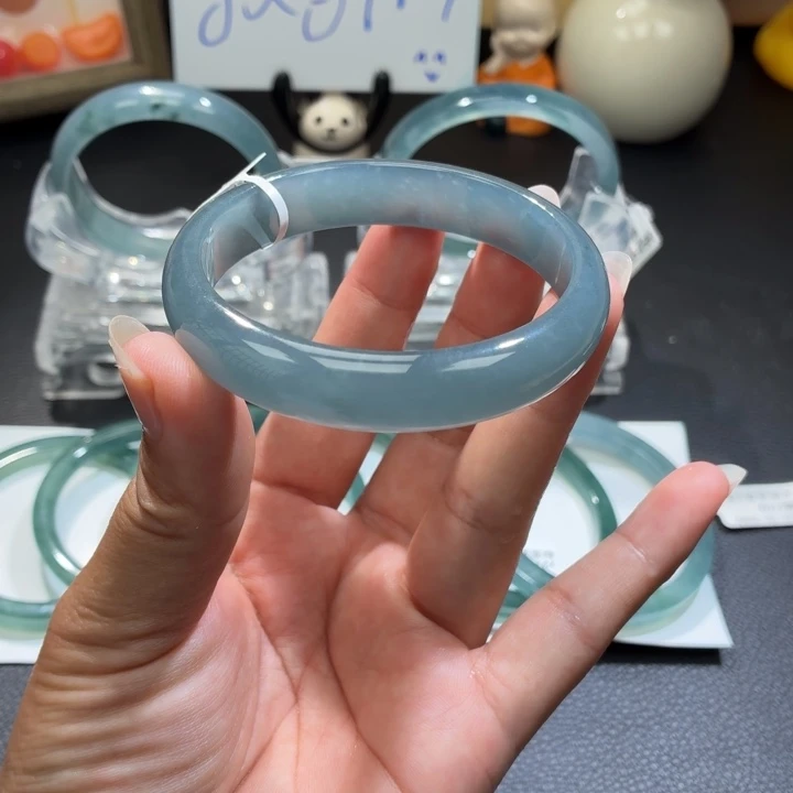 翡翠未镶嵌手镯冰蓝