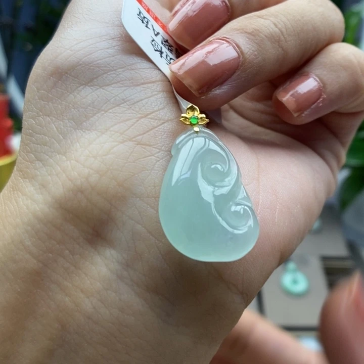 杨***心翡翠18K金镶嵌颈饰吊坠