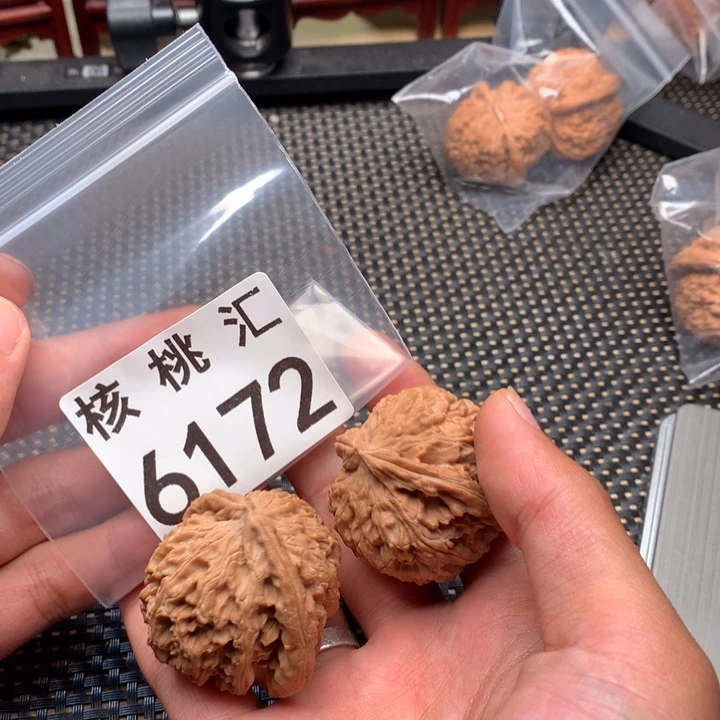 文玩核桃吊坠白狮子