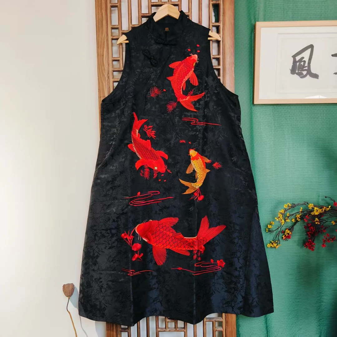 凤徕兮私人定制黑提花底红鱼刺绣盘扣立领马甲连衣裙  (LS223-16)