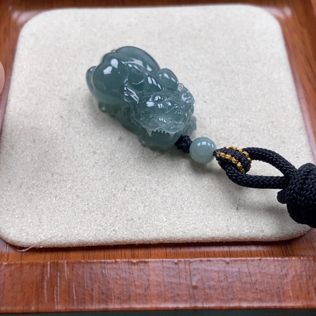 翡翠未镶嵌颈饰如意