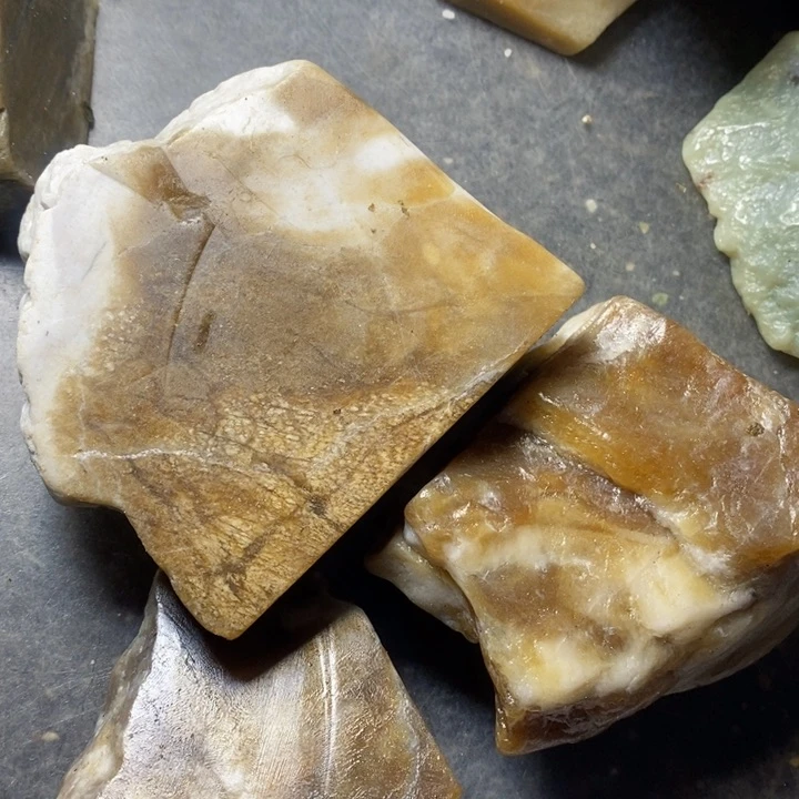 透闪石质玉挂件未镶嵌