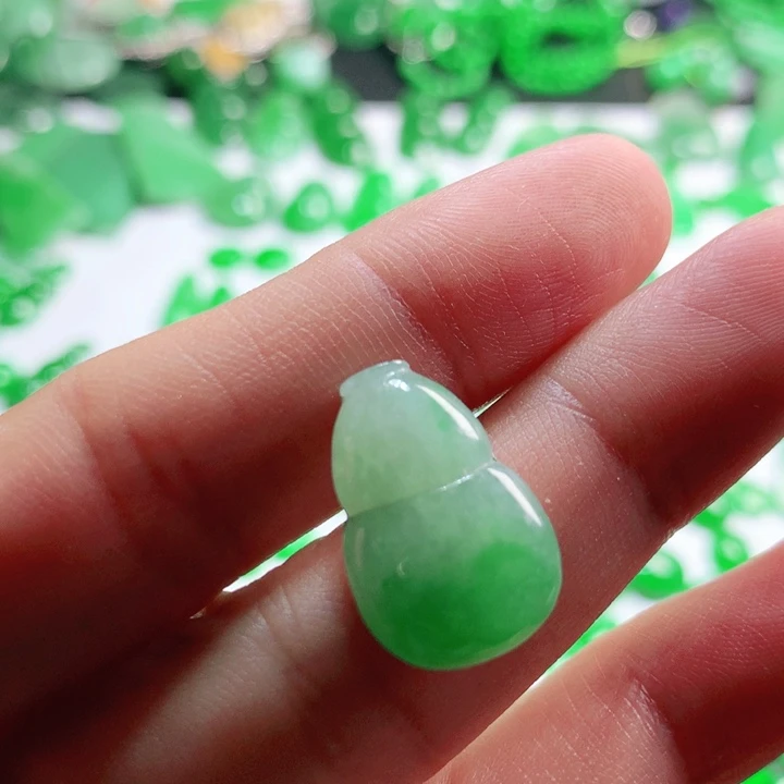 翡翠挂件未镶嵌翡翠