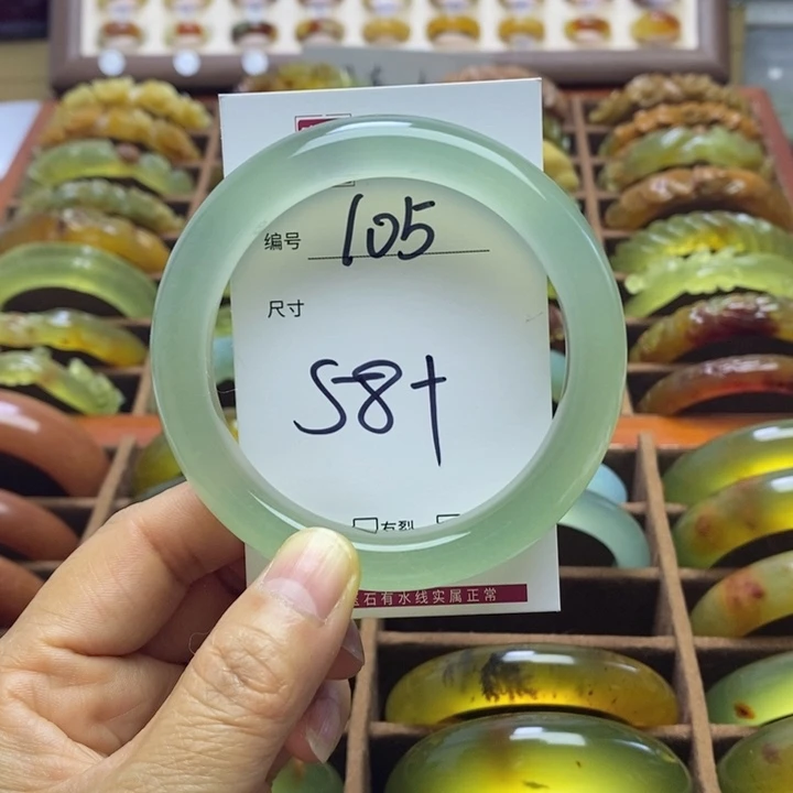 蛇纹石玉未镶嵌手镯是***。