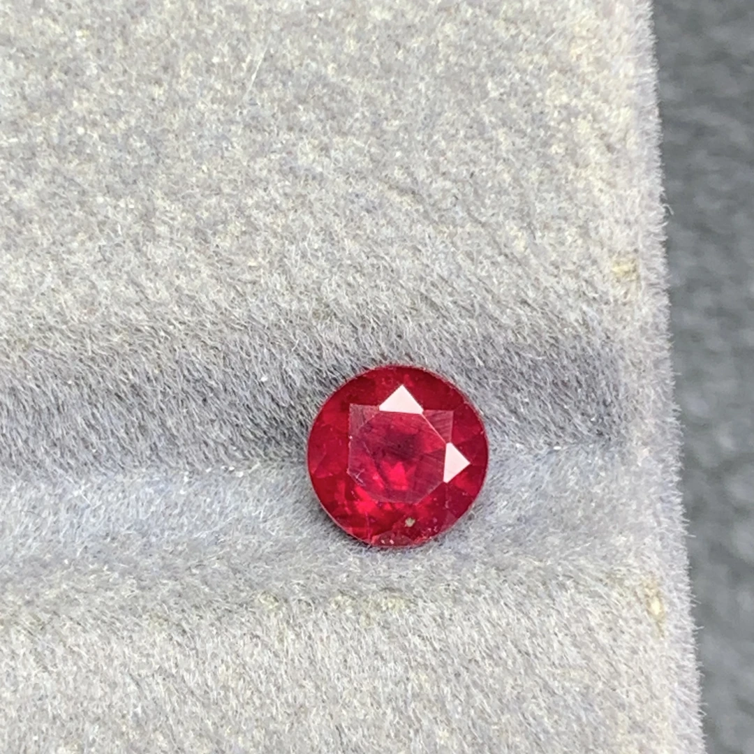 天然彩宝鸽血红红宝石裸石 圆5.5x5.5重0.87ct颜色艳丽可配托
