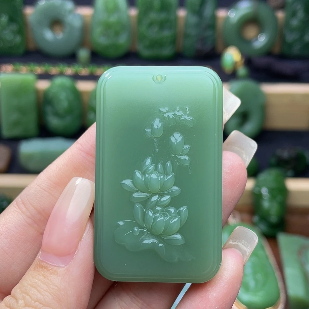 和田玉未镶嵌颈饰粉青绿底·小荷才露尖尖角，早有蜻蜓立上头