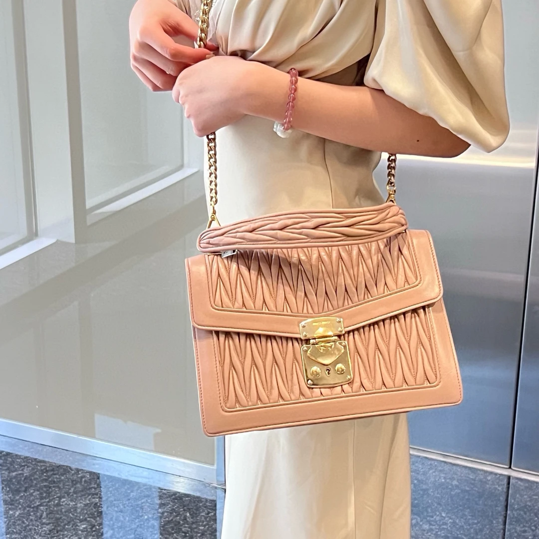 95新 MIU MIU/缪缪 miumiu藕粉色褶皱手柄斜挎包