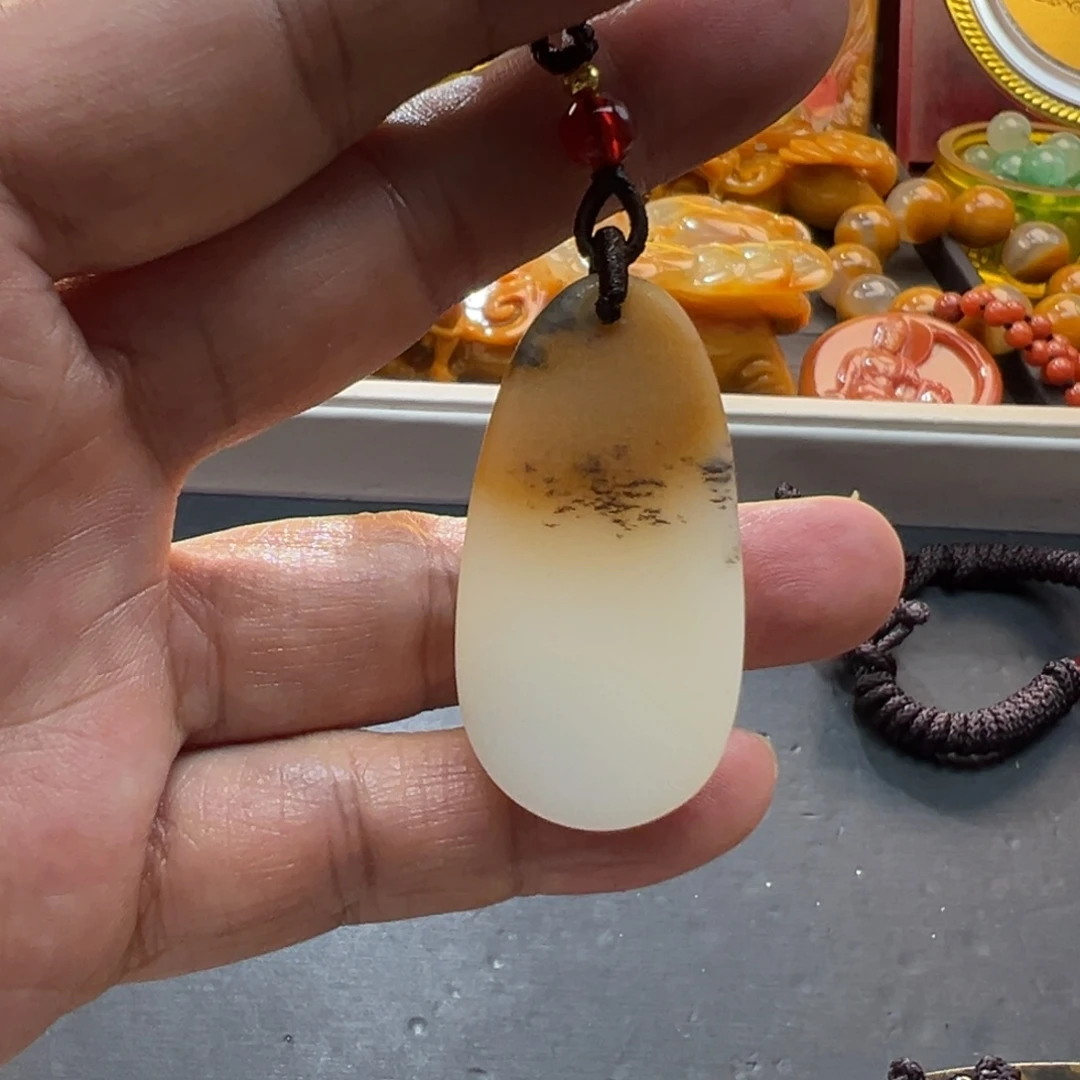 颈饰未镶嵌石英质玉