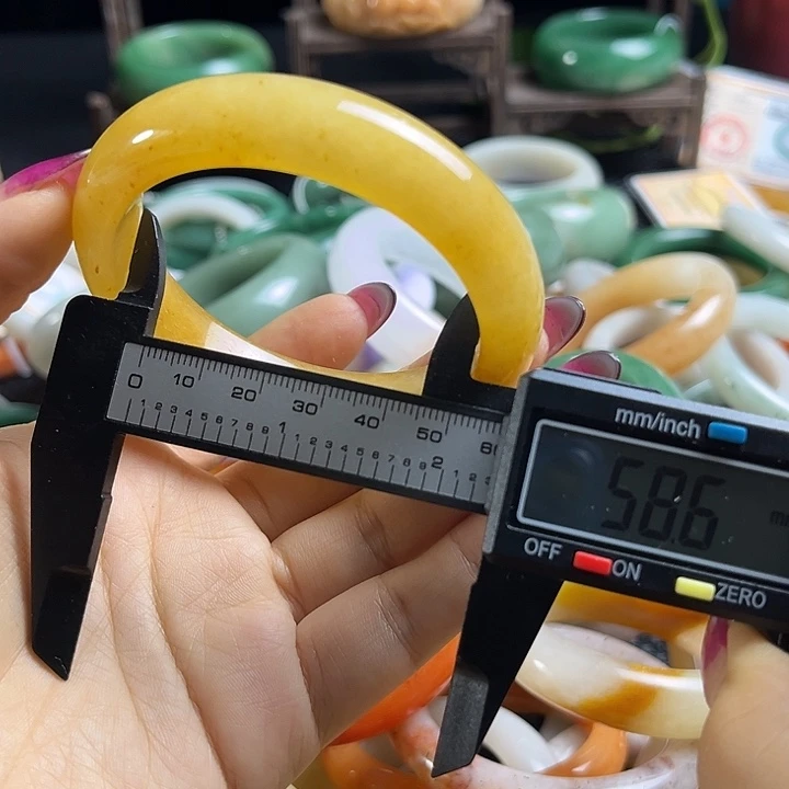 未镶嵌手镯石英质玉