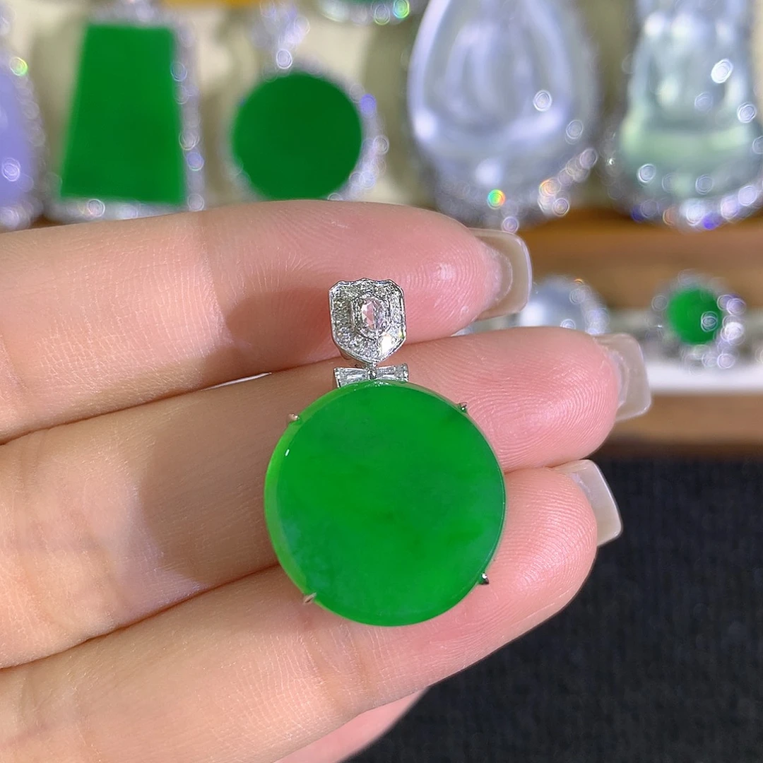 翡翠18K金镶嵌颈饰圆牌