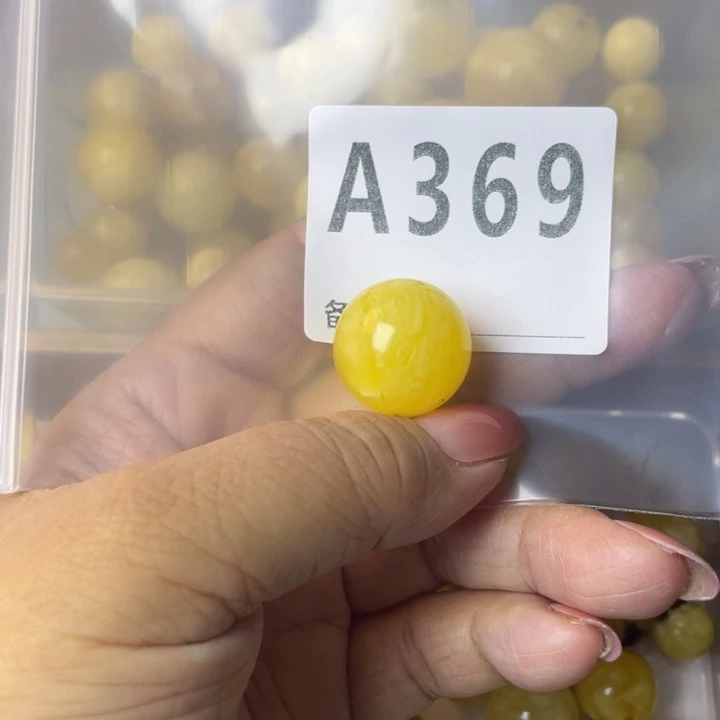 彭***、琥珀未镶嵌珠宝奇石微瑕21.7.分单拍，发一个珠子