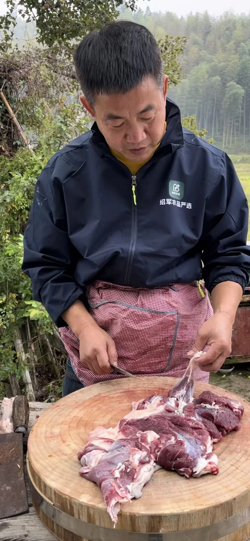 农家散养南江黄羊跑山羊