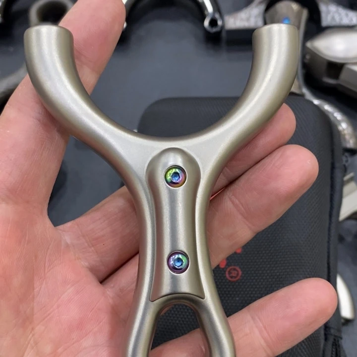 高***梁80钛合金毒液顶卡带弓包、20卡球、金属手绳