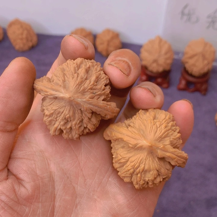 文玩核桃吊坠43虎头有色差有一个小磕碰