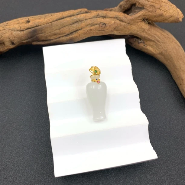 18k金和田玉宝瓶吊坠-多样性发一-250913011【尺寸约13*27mm】