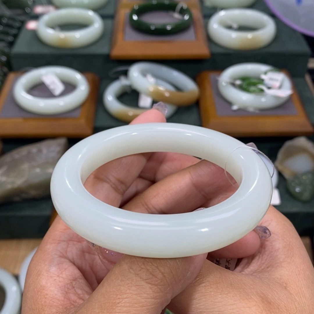 和田玉手镯未镶嵌