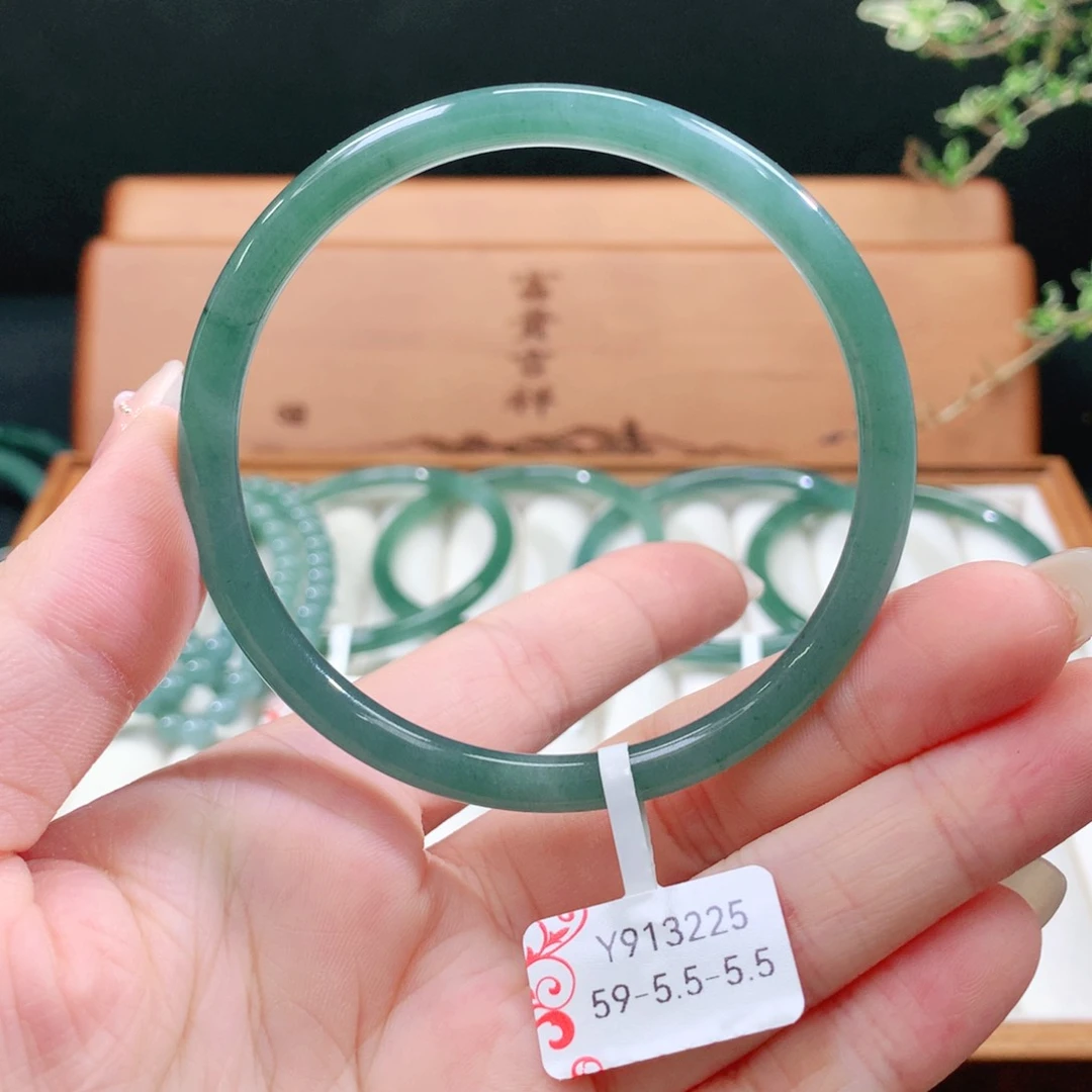 翡翠手镯未镶嵌天然