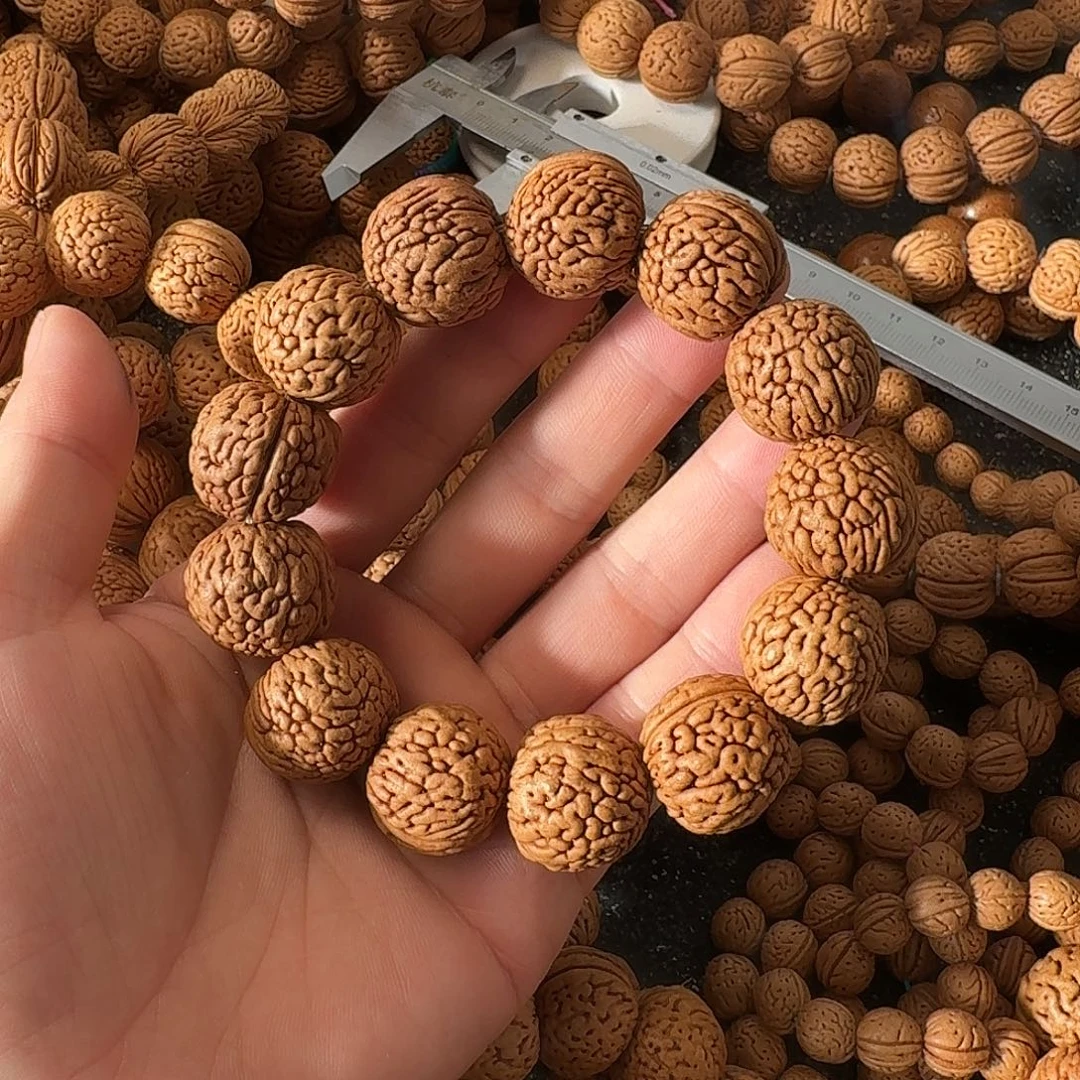 蔡***凡桃核吊坠荔枝纹手串