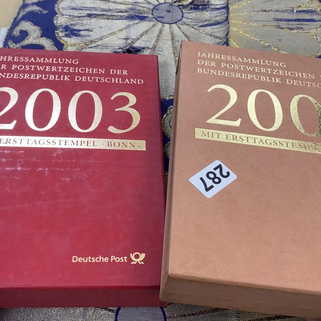 外国邮票年册两本