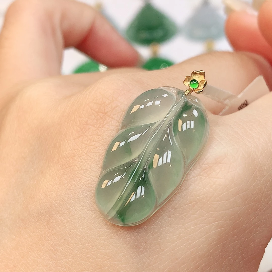 翡翠18K金镶嵌颈饰