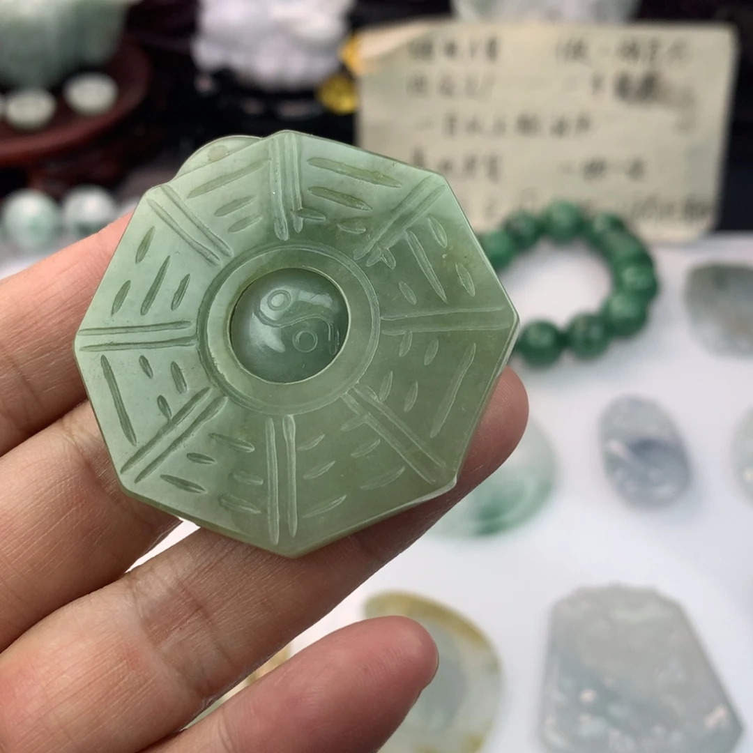 翡翠未镶嵌颈饰一
