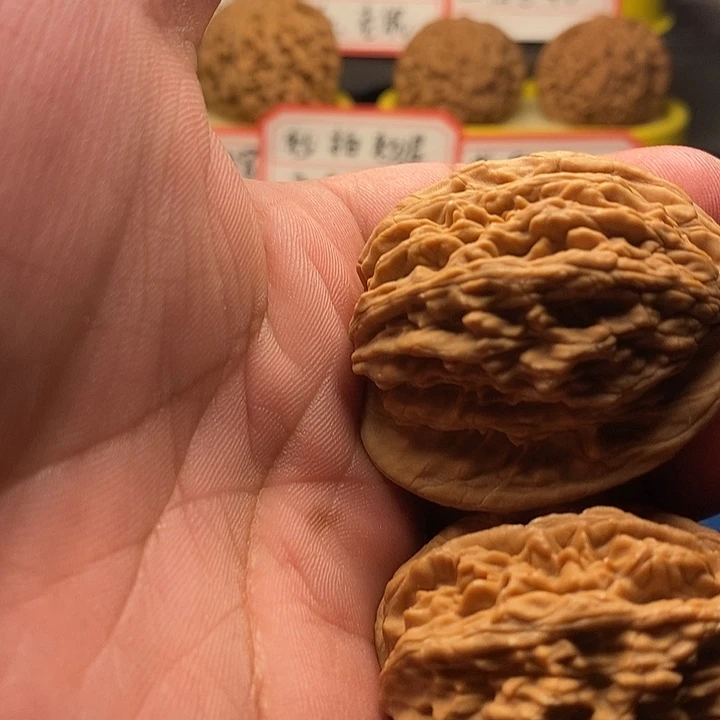 文玩核桃吊坠山地虎头