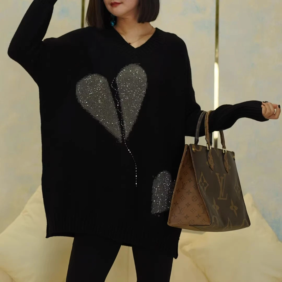 宽松休闲中长款遮肉针织衫2024年秋冬季大码爱心烫钻V领套头毛衣