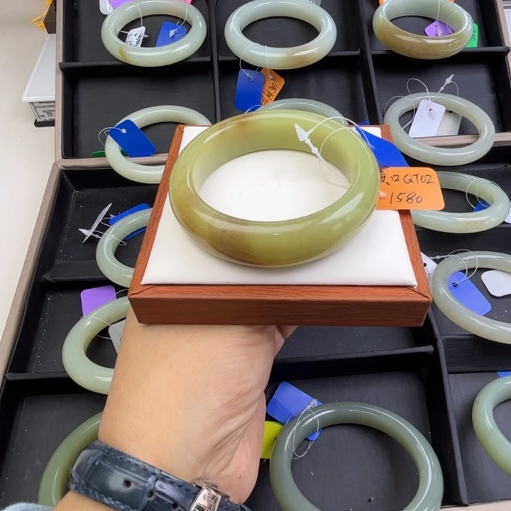 未镶嵌手镯和田玉七月