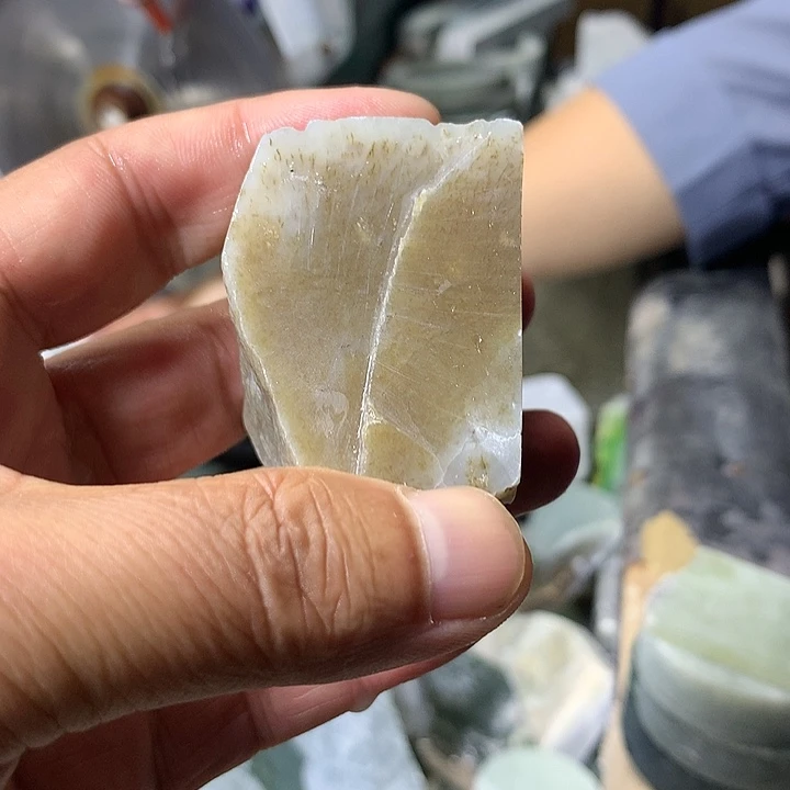 颈饰未镶嵌和田玉（糖玉）