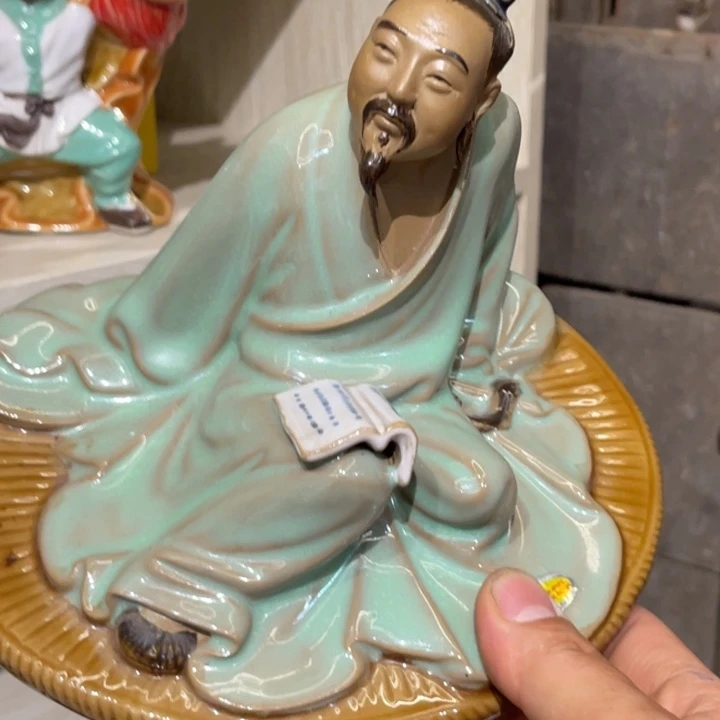 石湾公仔衬托盆景漂亮