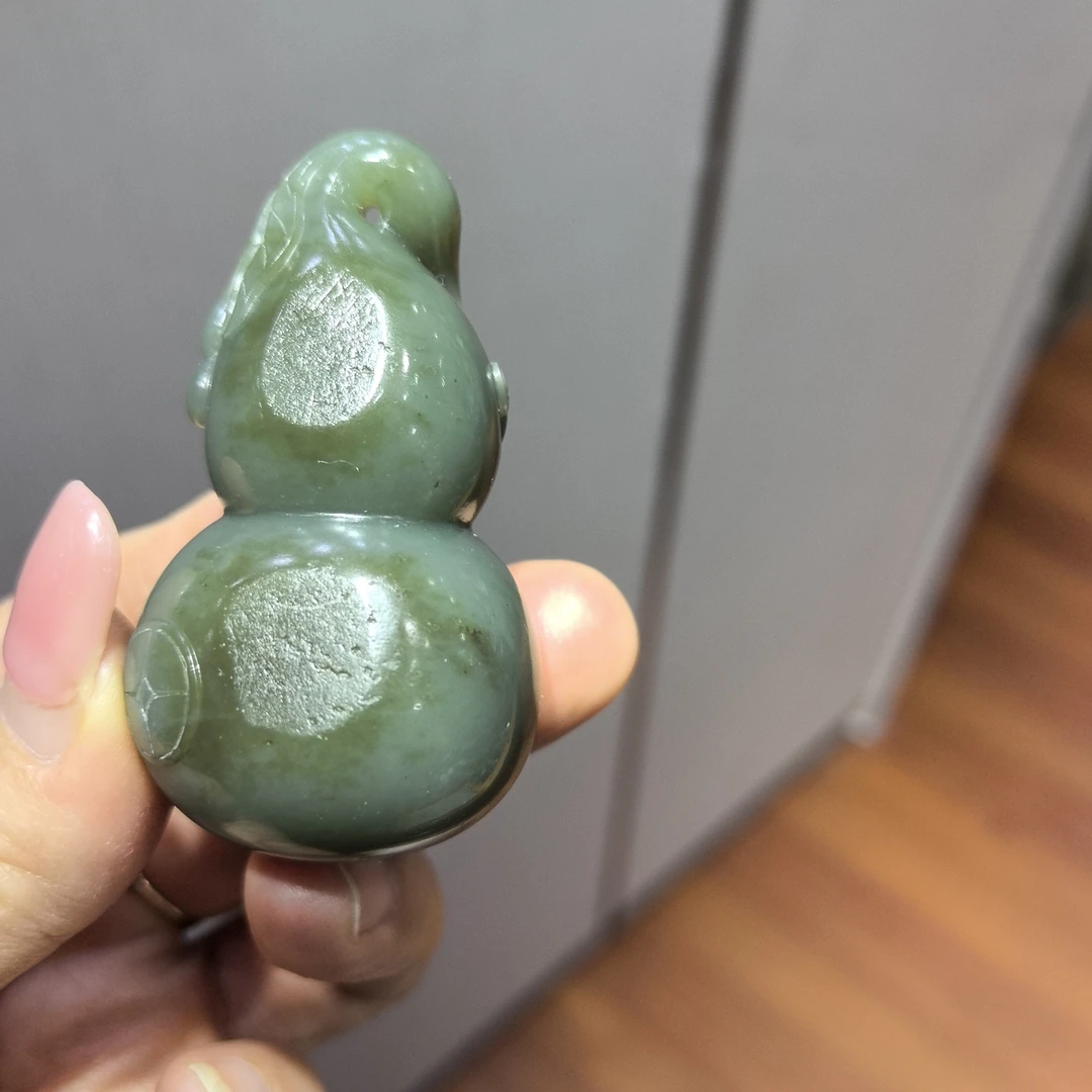 新疆和田玉沙枣青带皮把件大葫芦78.1克